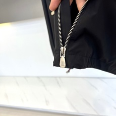 ZEGNA 杰尼亚、2025秋冬新品男士连帽夹克,以哑光黑色高科技面料打造,呈现低调奢华的现代质感。连帽 ZEGNA 杰尼亚、2025秋冬新品男士连帽夹克,以哑光黑色高科技面料打造,呈现低调奢华的现代质感。连帽