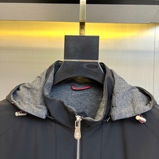ZEGNA 杰尼亚、2025秋冬新品男士连帽夹克,以哑光黑色高科技面料打造,呈现低调奢华的现代质感。连帽 ZEGNA 杰尼亚、2025秋冬新品男士连帽夹克,以哑光黑色高科技面料打造,呈现低调奢华的现代质感。连帽