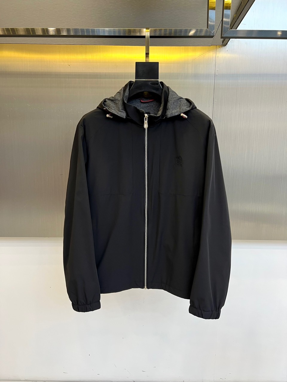 ZEGNA 杰尼亚、2025秋冬新品男士连帽夹克，以哑光黑色高科技面料打造，呈现低调奢华的现代质感。连帽