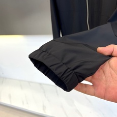 ZEGNA 杰尼亚、2025秋冬新品男士连帽夹克,以哑光黑色高科技面料打造,呈现低调奢华的现代质感。连帽 ZEGNA 杰尼亚、2025秋冬新品男士连帽夹克,以哑光黑色高科技面料打造,呈现低调奢华的现代质感。连帽