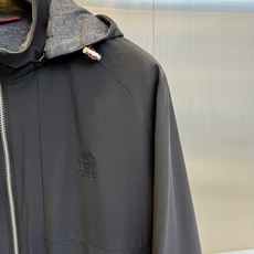ZEGNA 杰尼亚、2025秋冬新品男士连帽夹克,以哑光黑色高科技面料打造,呈现低调奢华的现代质感。连帽 ZEGNA 杰尼亚、2025秋冬新品男士连帽夹克,以哑光黑色高科技面料打造,呈现低调奢华的现代质感。连帽
