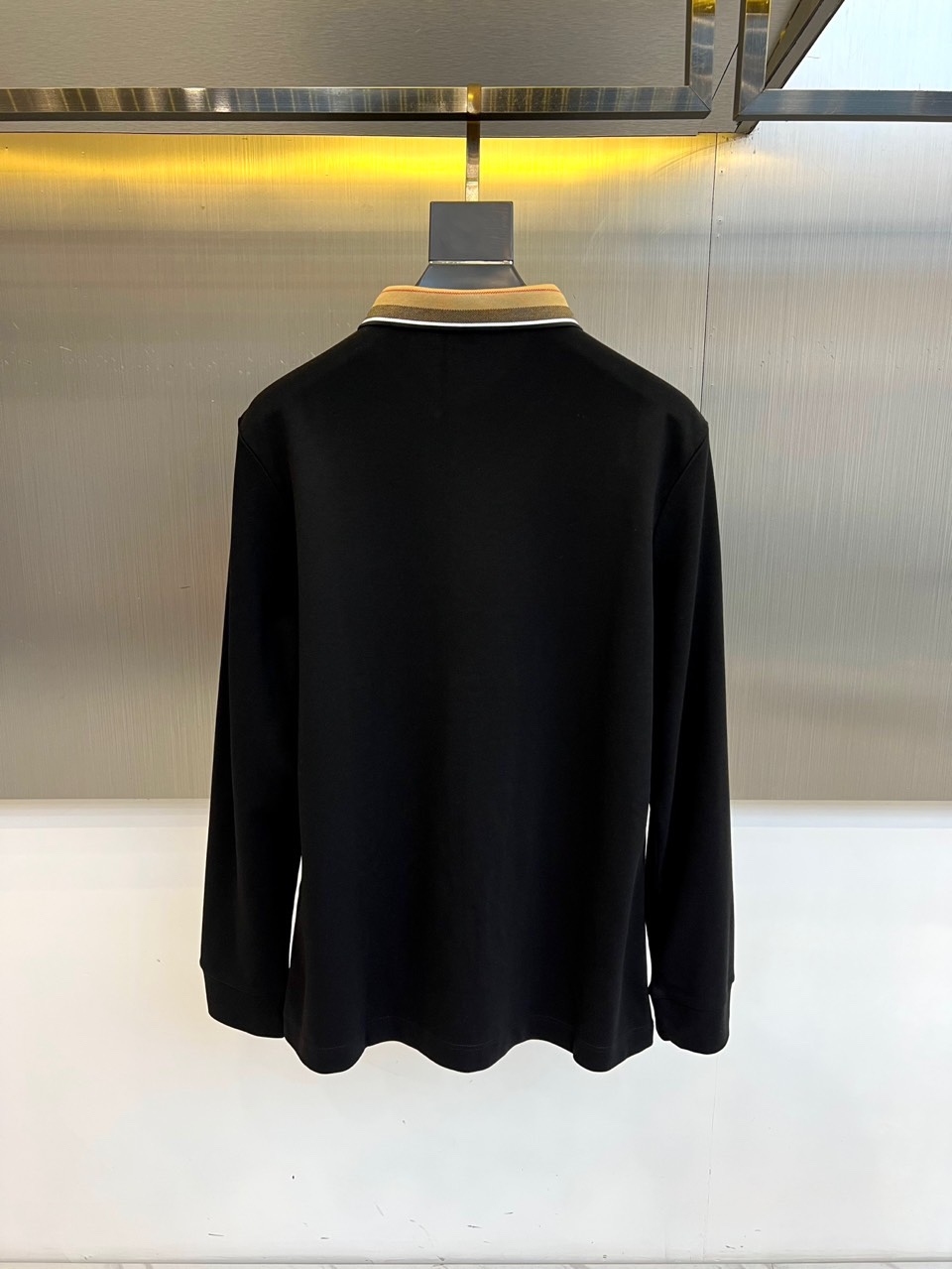 Bur巴宝莉、2025秋冬新品长袖Polo衫，采用高品质薄绒面料打造，触感柔软细腻且具备良好的保暖性。经