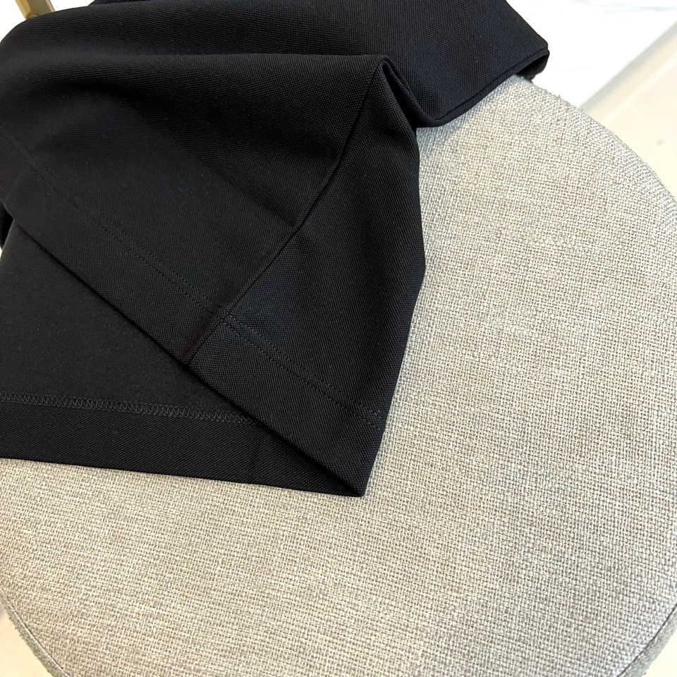 Bur巴宝莉、2025秋冬新品长袖Polo衫，采用高品质薄绒面料打造，触感柔软细腻且具备良好的保暖性。经