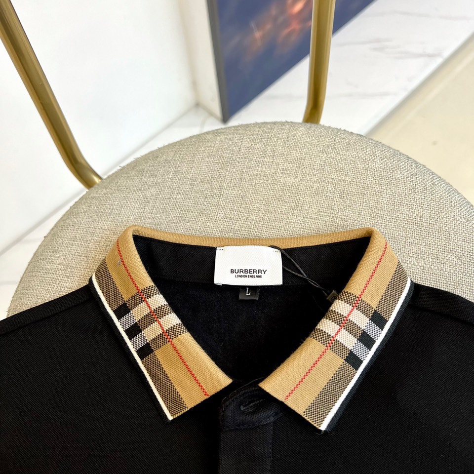 Bur巴宝莉、2025秋冬新品长袖Polo衫，采用高品质薄绒面料打造，触感柔软细腻且具备良好的保暖性。经