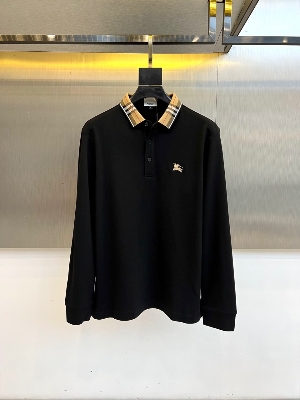 Bur巴宝莉、2025秋冬新品长袖Polo衫，采用高品质薄绒面料打造，触感柔软细腻且具备良好的保暖性。经