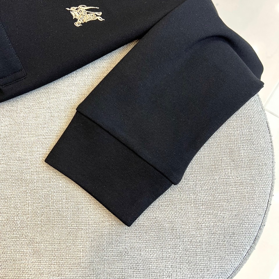 Bur巴宝莉、2025秋冬新品长袖Polo衫，采用高品质薄绒面料打造，触感柔软细腻且具备良好的保暖性。经