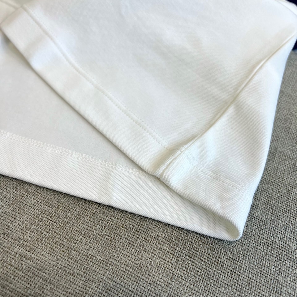 Bur巴宝莉、2025秋冬新品长袖Polo衫，采用高品质薄绒面料打造，触感柔软细腻且具备良好的保暖性。经