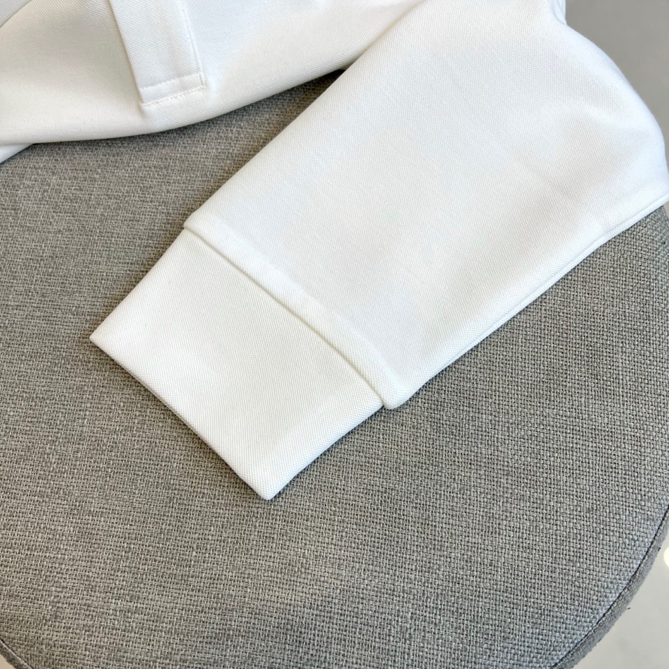 Bur巴宝莉、2025秋冬新品长袖Polo衫，采用高品质薄绒面料打造，触感柔软细腻且具备良好的保暖性。经