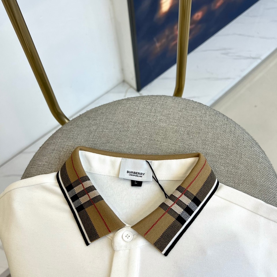 Bur巴宝莉、2025秋冬新品长袖Polo衫，采用高品质薄绒面料打造，触感柔软细腻且具备良好的保暖性。经