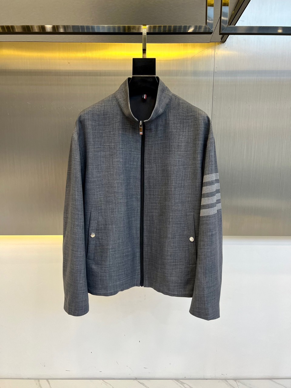 NO:595853,ThomBrow Tom Brownie, 2025 Spring Jacket, Lightweight Microfiber Stand Collar Jacket!  It is easy to carry, folds up to a small size, can be quickly dehydrated and dried after washing, and the upper body is breathable and fashionable. The specially supplied fabrics are all ultra-thin polyester fiber twill fabrics imported from the UK. They have a light luster, a unique texture, and a soft and smooth feel. It is not a product that can be compared with ordinary fabrics. Conventional hooded design, iconic logo decoration on the hem!  Very attractive design, liningless inseam hemming process, the details are very good, it is very difficult to make such a thin fabric, it requires very technical attention, the details determine the high-end. Minimalist design elements of the season, a must-have item for trendy men, perfect slim fit, highly recommended!  48-56 (model weighs 173,143 pounds and wears size 50),,thom browne,jackets & coats,jackets & coats,hats,alexander wang19860909ThomBrow汤姆布朗尼、2025春季夹克轻薄超纤维立领夹克外套！携带方便,折叠起来是一点点的体积,水洗后快速脱水干爽,上身透气而且时尚靓丽.特供面料都是英国进口的超薄聚酯纤维纤维斜纹面料,淡淡光泽,质感独特,手感柔嫩顺滑,不是一般面料所能对比的产品.常规的连帽设计,下摆标志性logo修饰！非常极具魅力的设计,无里布内缝包边工艺,细节非常到位,这么薄的面料做出来非常有难度,要非常讲究技术的一款,细节决定高端.极简当季的设计元素,潮男必备单品,完美修身版型,强烈推荐！48-56（模特173,143斤上身50码）,,thom browne,jackets & coats,jackets & coats,hats,alexander wang,Men's clothing