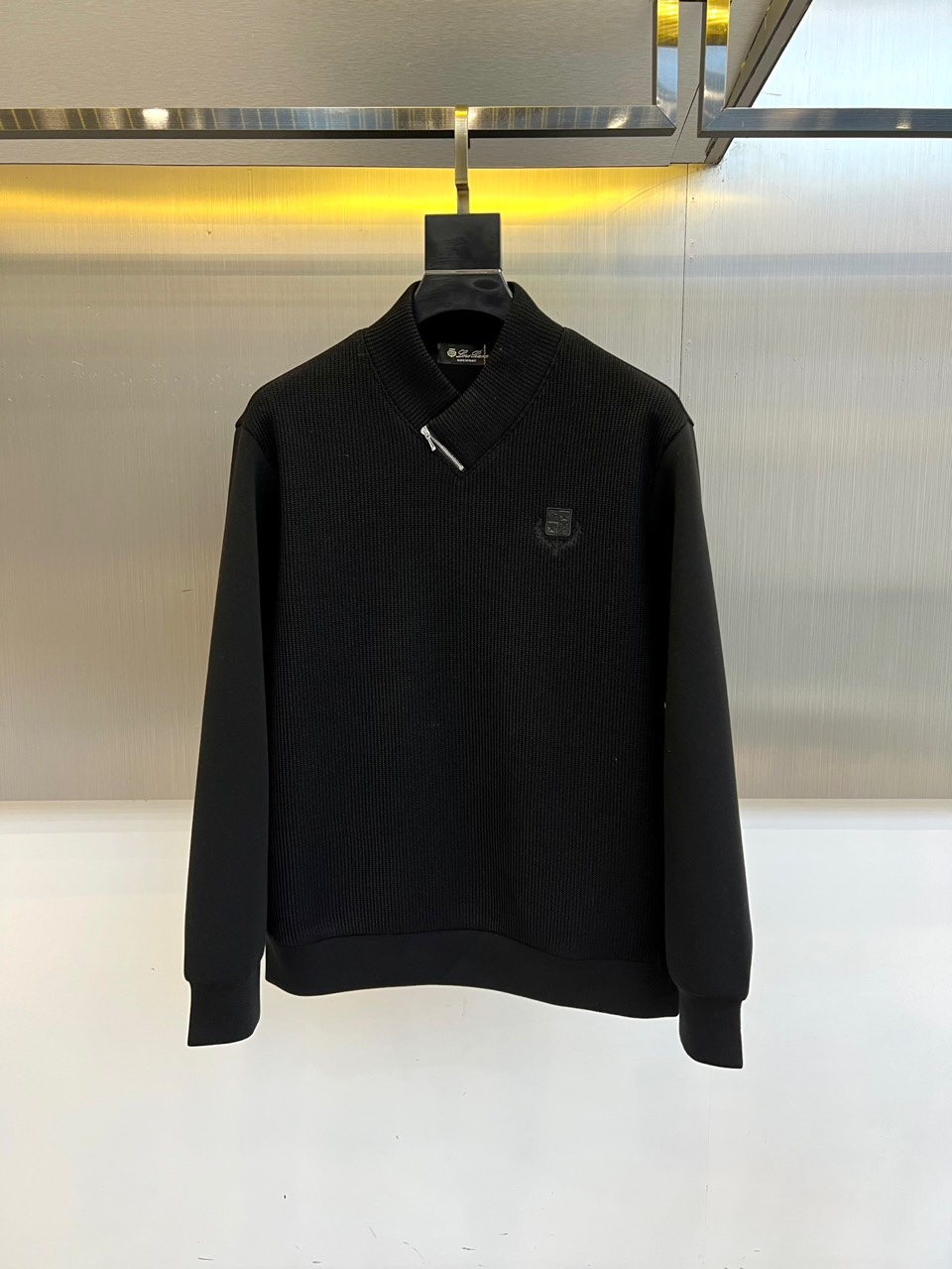 NO:595849,Loro  Piana's elegant, 2025 autumn and winter new men's slanted stand-up collar sweatshirt redefines modern casual luxury with top-notch Italian fabric technology. This product uses an innovative stand-up collar design with metal zipper closure. The collar can be adjusted freely according to needs, combining warmth and style. The left chest is decorated with brand signature  The classic embroidered logo is used to outline a low-key and luxurious brand imprint with matte texture silk thread. The fabric uses a technical blended formula. Material A contains 58.6 polyester fiber, 18.8 cotton, 18.8 viscose fiber and 3.8 spandex. Material B contains 60 viscose fiber and 40 polyester fiber. The soft and skin-friendly texture is achieved through precise matching.  Perfect balance with three-dimensional stiffness. Slim tailoring ensures a neat silhouette, and ribbed cuffs and hems provide a comfortable fit. The light beige color gives a warm and luxurious feel. It can be worn alone to show a simple urban style, or can be used as a layering item to perfectly combine with coats and jackets. The brand is based on centuries-old Italian craftsmanship.  Art, making sweatshirts a must-have item that combines ultimate comfort and timeless style, meets the needs of modern gentlemen in multiple scenarios of business leisure and daily life, and redefines the standard of luxury casual wear for autumn and winter 2025. 48-56 (model is 173, 143 pounds, upper body size 50),,loro  piana,hoodie,sweatshirts,jackets & coats,alexander wang19860909Loro Piana诺悠翩雅、2025秋冬新品男士斜立领卫衣,以意大利顶级面料工艺重新定义现代休闲奢华.本品采用创新立领设计搭配金属拉链开合,领口可随需求自由调节,兼具保暖性与造型感.左胸处饰有品牌经典刺绣徽标,以哑光质感丝线勾勒出低调奢华的品牌印记.面料采用科技混纺配方A料含58.6聚酯纤维、18.8棉、18.8粘纤与3.8氨纶,B料含60粘纤与40聚酯纤维,通过精密配比实现柔软亲肤质感与立体挺括度的完美平衡.修身剪裁确保利落轮廓,罗纹袖口与下摆提供舒适贴合感.浅米色调呈现温润高级感,既可单穿展现简约都市风格,亦能作为叠搭单品与大衣、外套完美结合.品牌以传承百年的意大利精湛工艺,将卫衣打造为兼具极致舒适与永恒风格的必备单品,满足现代绅士对商务休闲与日常生活的多重场景需求,重新定义2025秋冬奢华休闲着装标准.48-56（模特173,143斤上身50码）,,loro piana,hoodie,sweatshirts,jackets & coats,alexander wang,Men's clothing