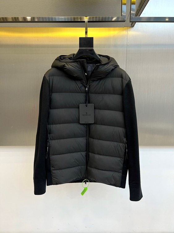 NO:539028,MON cover (goosevelt), 2025 autumn and winter new down jackets, interpret high-end outdoor aesthetics with a simple hooded design. They adopt windproof zipper opening and closing design, and are paired with adjustable drawstring hoods to enhance practical performance. The body uses diamond quilting to lock high-quality white goosevelt filling to ensure lightness and warmth; the sleeves are spliced ​​with elastic knitted fabric, giving the arms free space to move. The left sleeve is embellished with a classic brand round logo, which is low-key to highlight the luxury genes. The fabric is made of high-performance windproof material,  Filled with 90 white goose down and 10 feathers, reaching the professional-grade warmth index. Its style is perfectly balanced with functionality and fashion sense, and the off-white tone is fresh and versatile. It can be paired with sports pants to create a ski style, and can also be matched with casual items to cope with urban winter. This down jacket has become an all-round choice for winter outdoor adventure and urban life with the iconic craftsmanship standard. 48-56 (model 173, 143 catties upper body 50 sizes), Moncler, down  Jacket, Hats, Alexander wang19860909MON蒙口（鹅绒）、2025秋冬新品羽绒服,以简约连帽设计诠释高端户外美学.采用防风拉链开合设计,搭配可调节抽绳连帽,增强实用性能.衣身采用菱形绗缝工艺锁定优质白鹅绒填充,确保轻盈保暖性；袖部拼接弹性针织面料,赋予手臂自由活动空间.左袖点缀经典品牌圆形徽标,低调彰显奢华基因.面料选用高性能防风材质,内填充90白鹅绒与10羽毛,达到专业级保暖指数.其风格完美平衡功能性与时尚感,米白色调清新百搭,既能搭配运动裤装打造滑雪造型,亦可搭配休闲单品应对都市寒冬.这件羽绒服以蒙口标志性的工艺标准,成为冬日户外探险与都市生活的全能之选.48-56（模特173,143斤上身50码）,,Moncler,down jacket,hats,alexander wang,Men's clothing