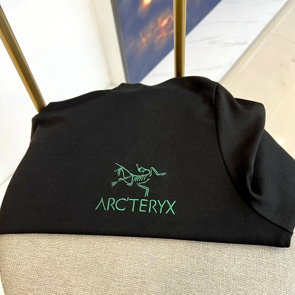 ARC'TERYX 始祖鸟、2025秋冬新品男士长袖T恤,以极简主义美学诠释高端户外生活方式的日常穿着。