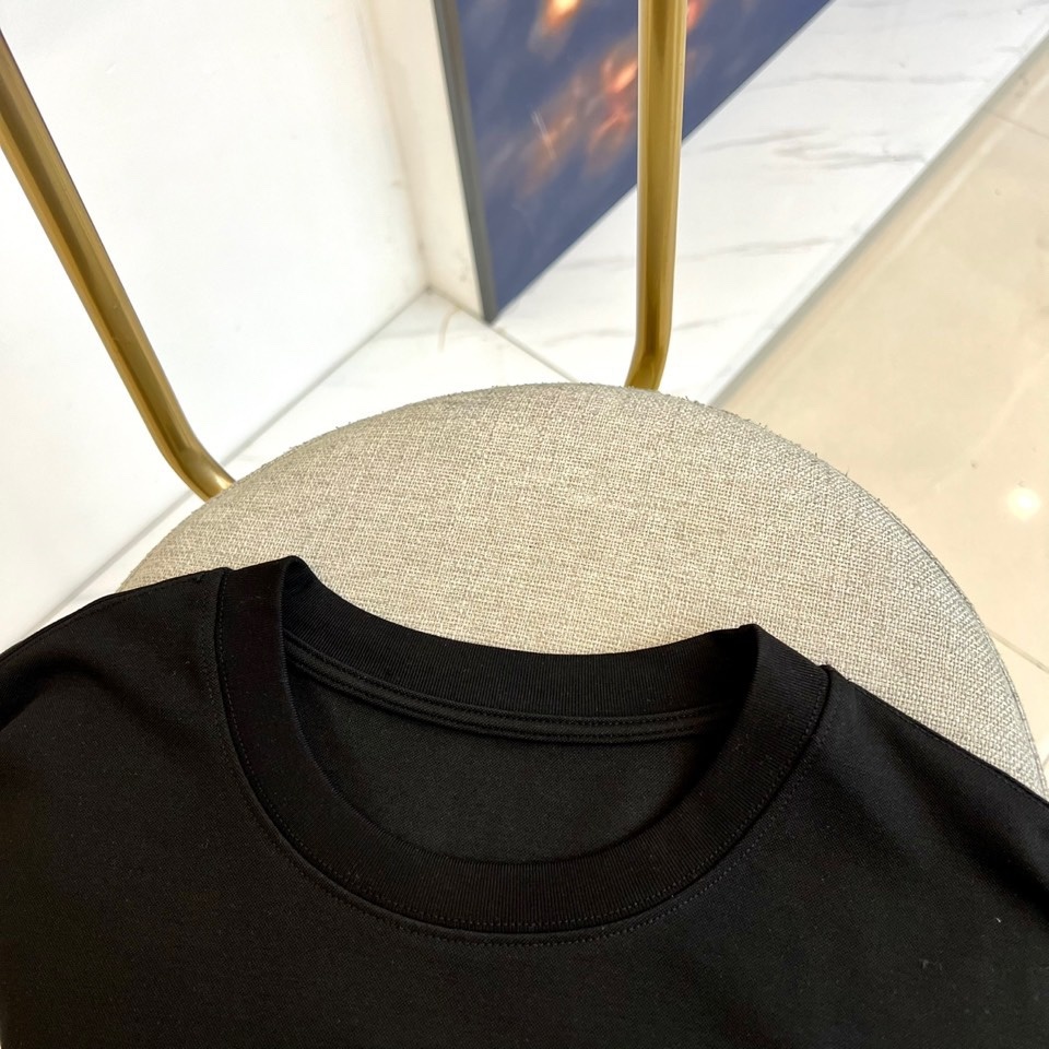 ARC'TERYX 始祖鸟、2025秋冬新品男士长袖T恤,以极简主义美学诠释高端户外生活方式的日常穿着。