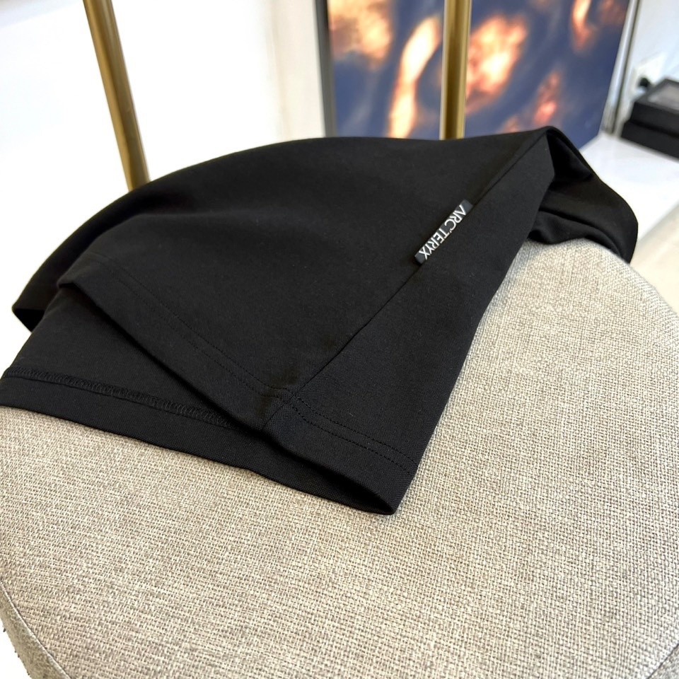 ARC'TERYX 始祖鸟、2025秋冬新品男士长袖T恤,以极简主义美学诠释高端户外生活方式的日常穿着。