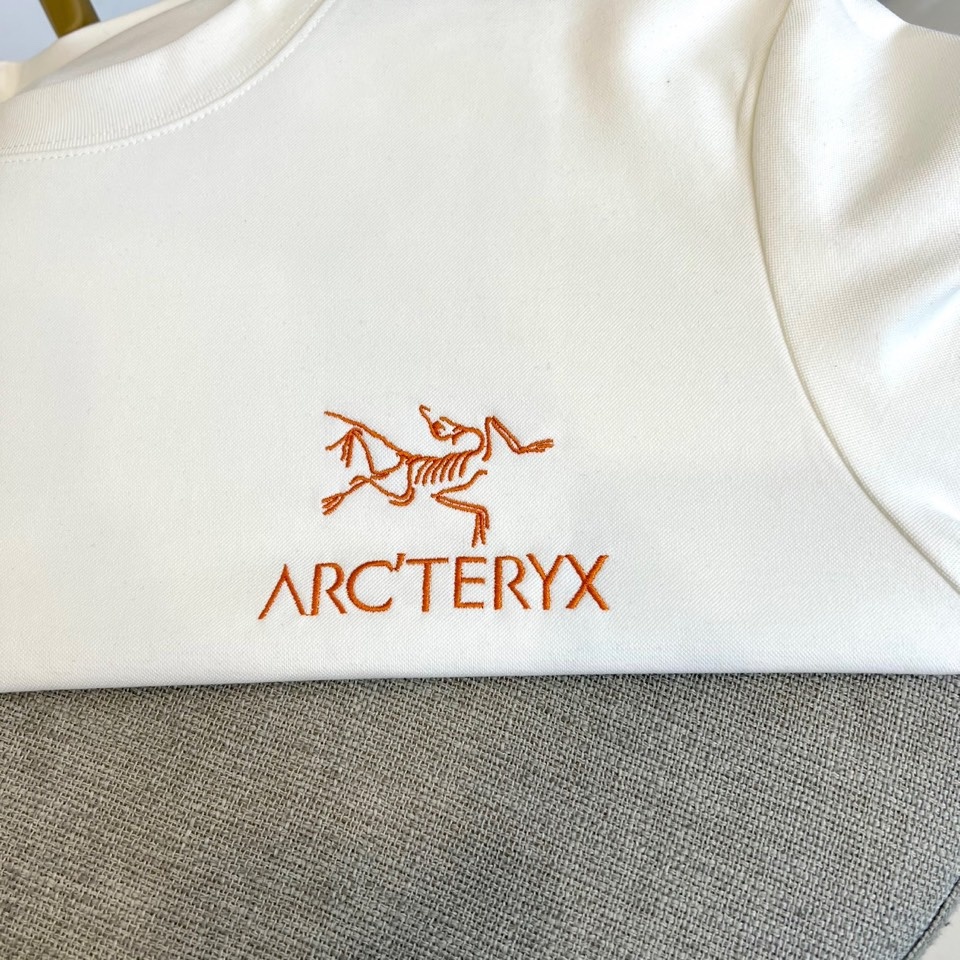 ARC'TERYX 始祖鸟、2025秋冬新品男士长袖T恤,以极简主义美学诠释高端户外生活方式的日常穿着。