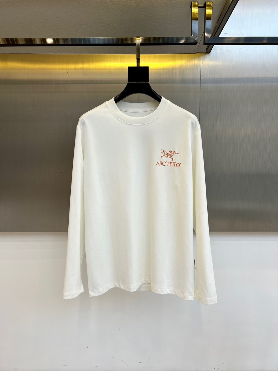 ARC'TERYX 始祖鸟、2025秋冬新品男士长袖T恤,以极简主义美学诠释高端户外生活方式的日常穿着。