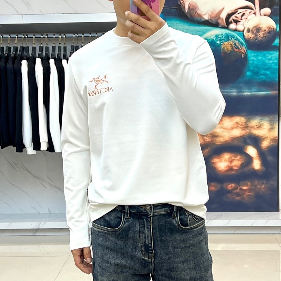 ARC'TERYX 始祖鸟、2025秋冬新品男士长袖T恤,以极简主义美学诠释高端户外生活方式的日常穿着。