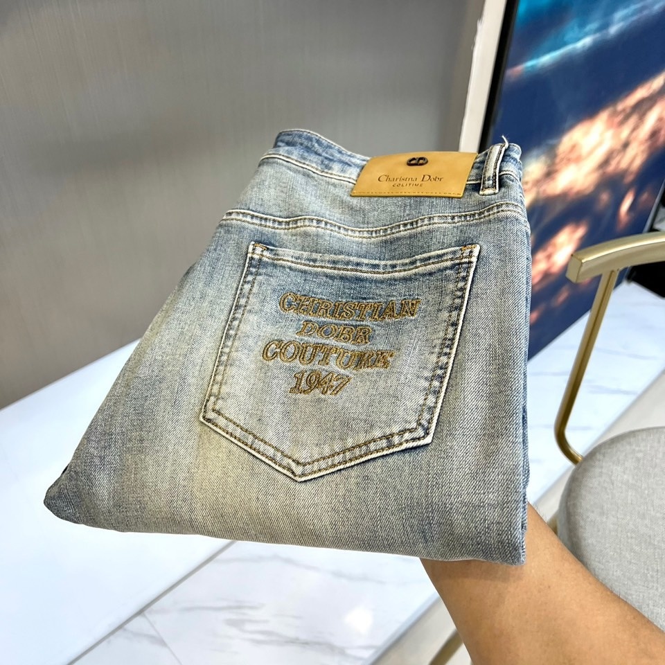 Christian Dior 迪奥、2025秋冬新品牛仔裤,以经典浅蓝色调诠释现代奢华风格。这款牛仔裤采