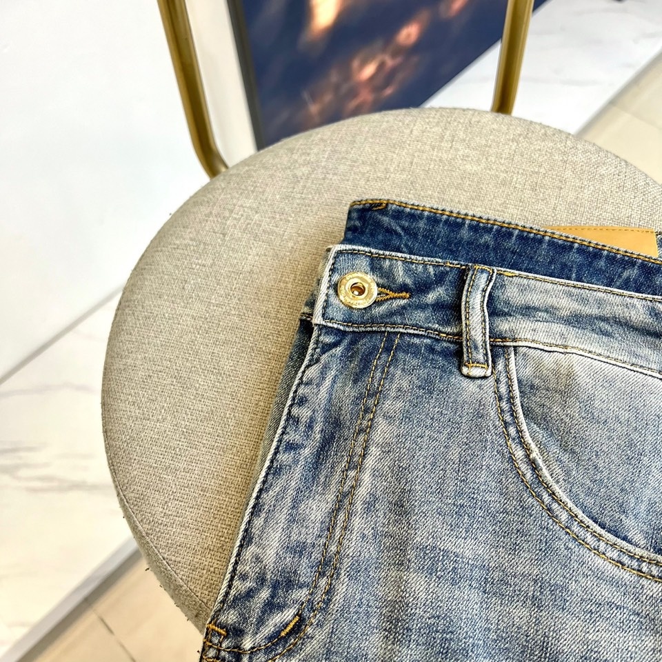 Christian Dior 迪奥、2025秋冬新品牛仔裤,以经典浅蓝色调诠释现代奢华风格。这款牛仔裤采