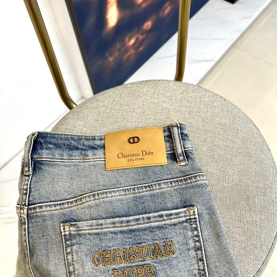 Christian Dior 迪奥、2025秋冬新品牛仔裤,以经典浅蓝色调诠释现代奢华风格。这款牛仔裤采