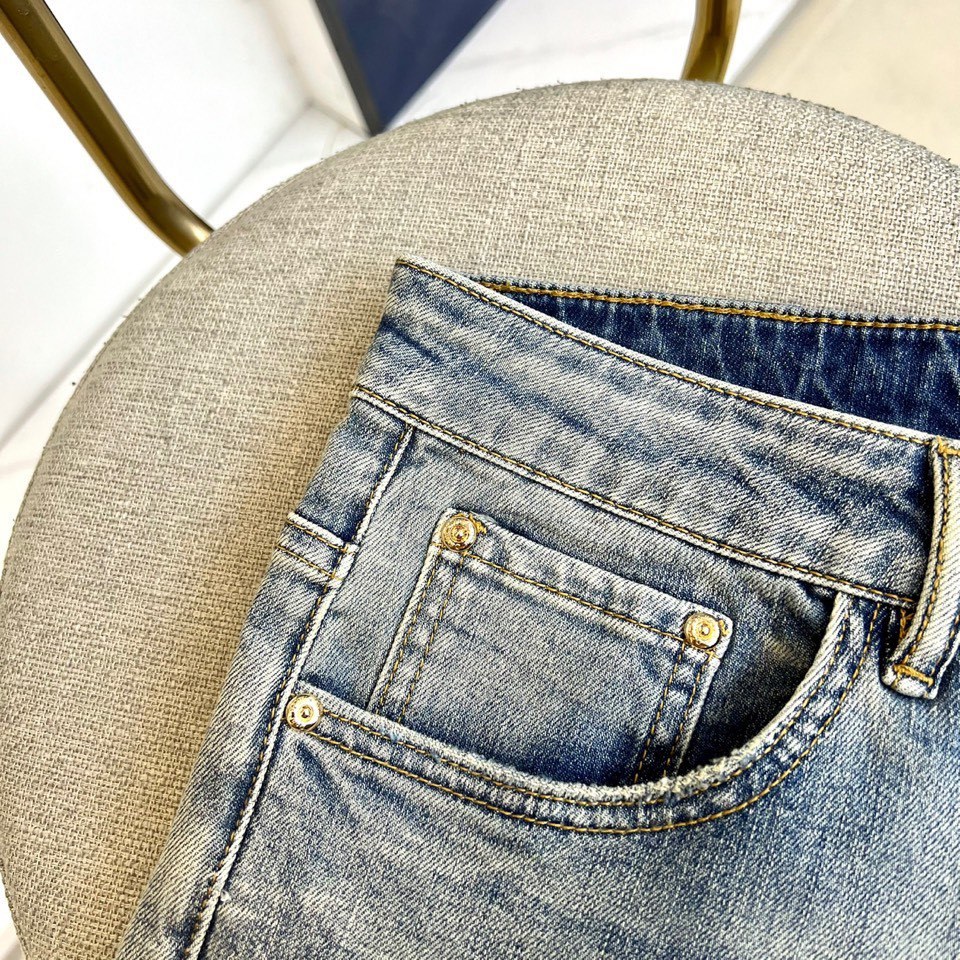 Christian Dior 迪奥、2025秋冬新品牛仔裤,以经典浅蓝色调诠释现代奢华风格。这款牛仔裤采