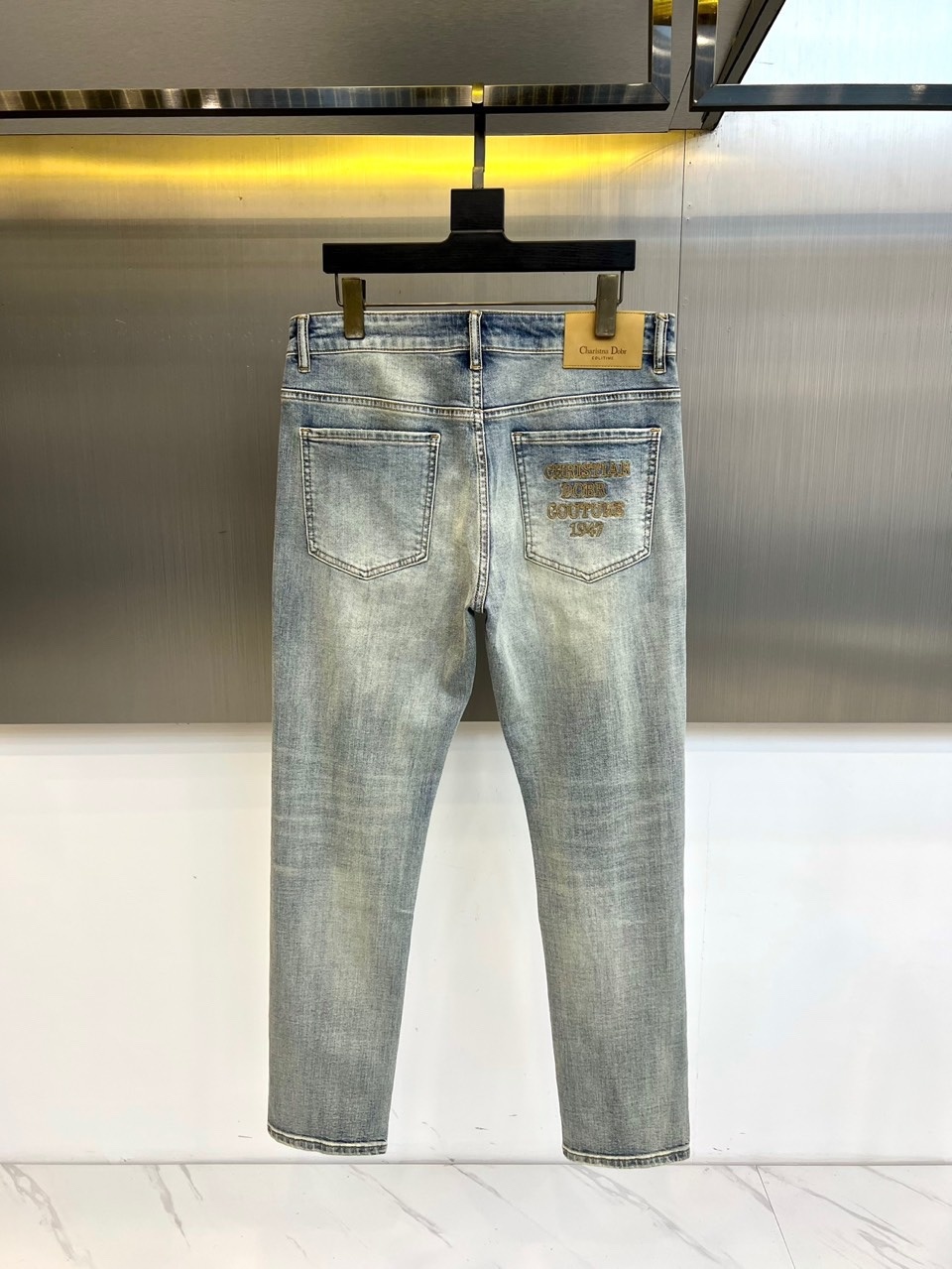 Christian Dior 迪奥、2025秋冬新品牛仔裤,以经典浅蓝色调诠释现代奢华风格。这款牛仔裤采