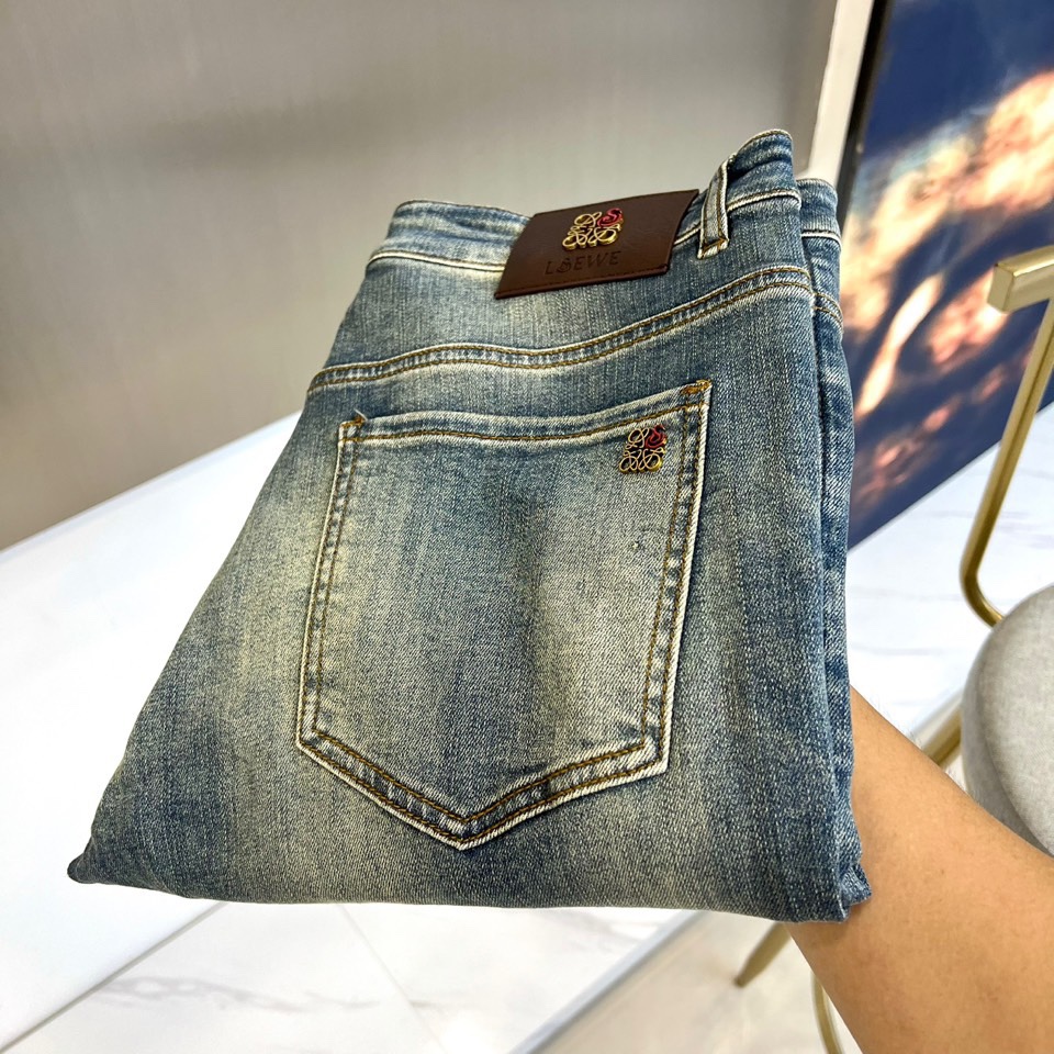 Lowe罗意威、2025秋冬新品牛仔裤，以独特的蓝灰色调呈现复古做旧质感。裤子采用精选牛仔面料，后袋饰有
