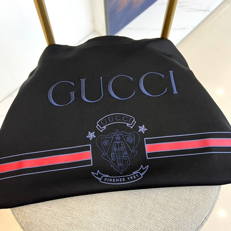 Gucc古驰、2025秋冬新品GU家经典徽章短袖T恤,这款白色T恤以简约设计展现品牌美学,胸前居中排列的