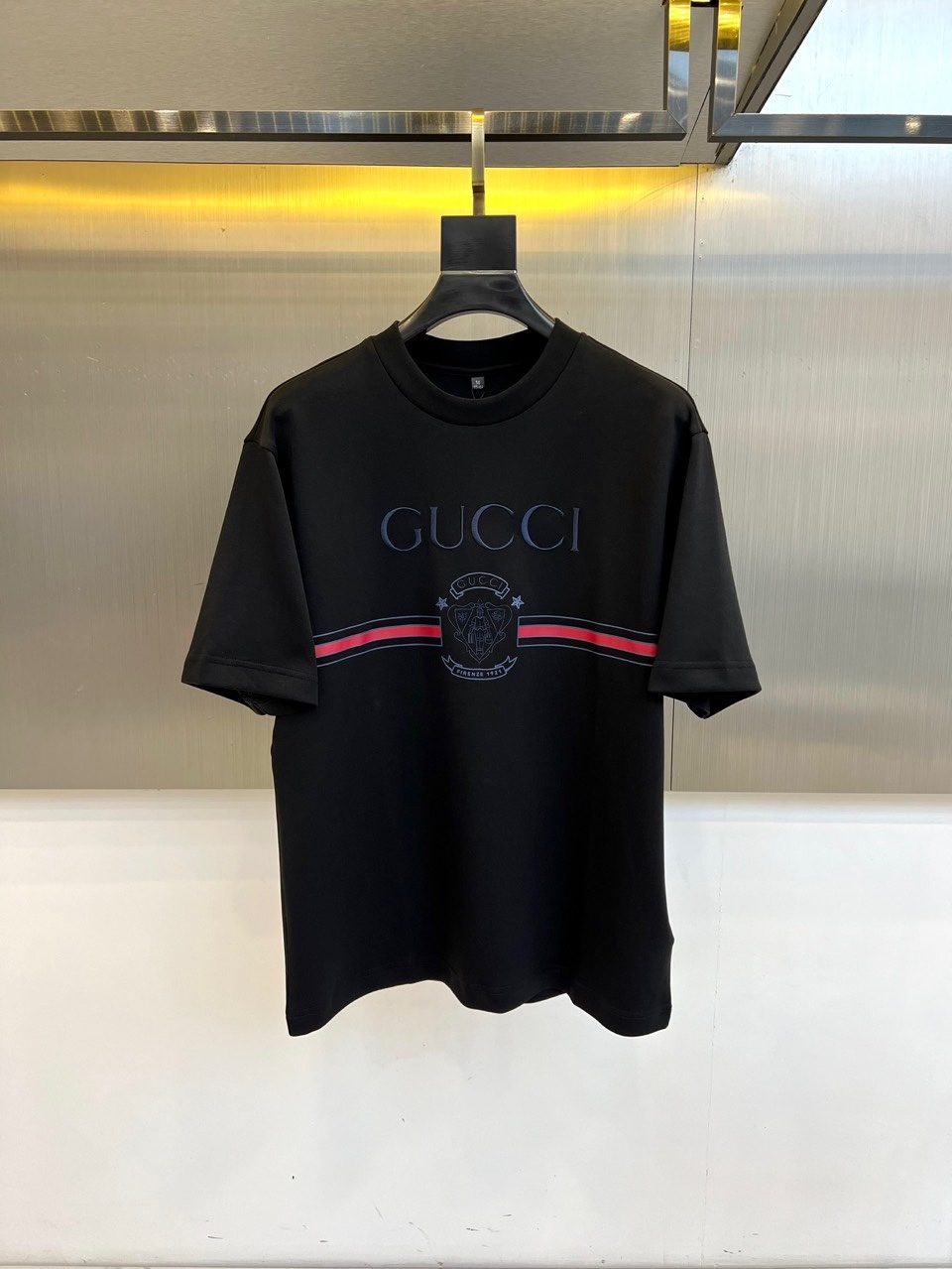 Gucc古驰、2025秋冬新品GU家经典徽章短袖T恤,这款白色T恤以简约设计展现品牌美学,胸前居中排列的
