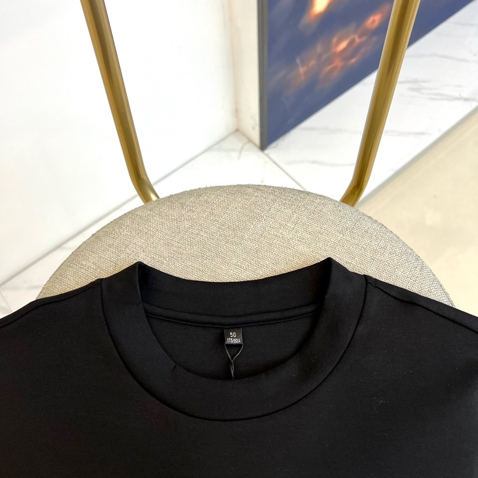 Gucc古驰、2025秋冬新品GU家经典徽章短袖T恤,这款白色T恤以简约设计展现品牌美学,胸前居中排列的