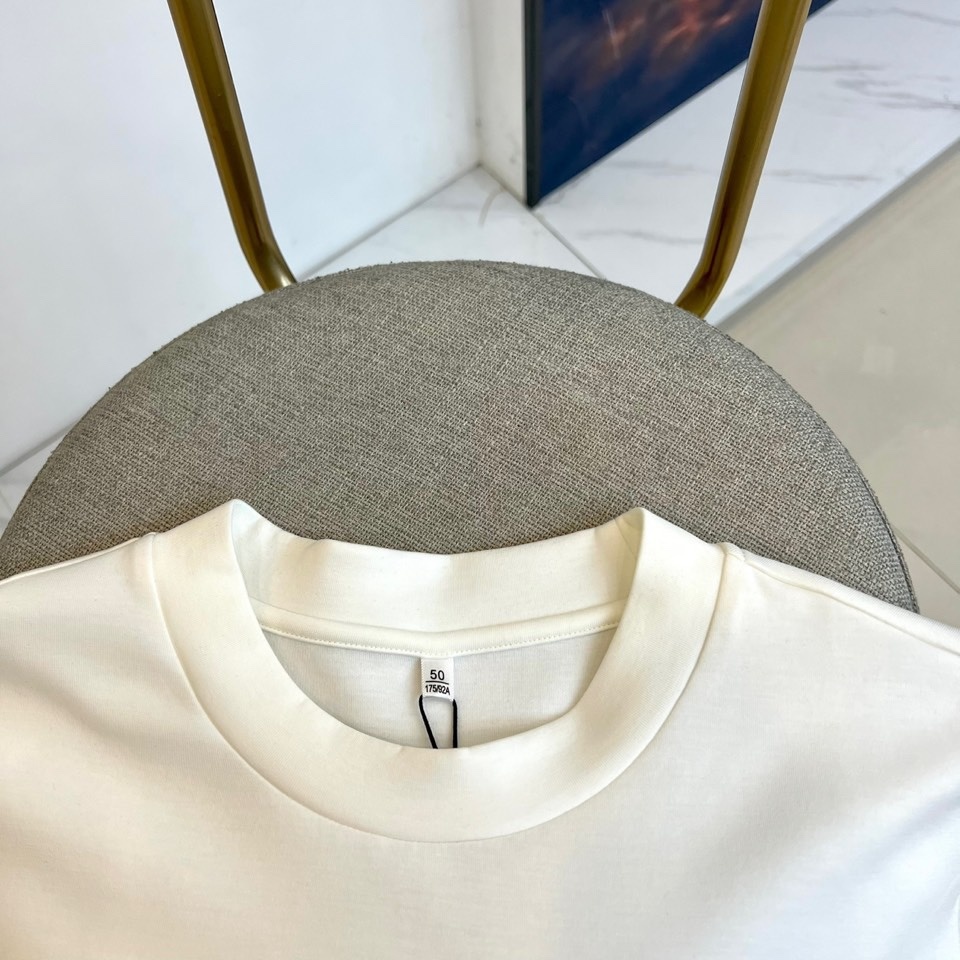 Gucc古驰、2025秋冬新品GU家经典徽章短袖T恤,这款白色T恤以简约设计展现品牌美学,胸前居中排列的