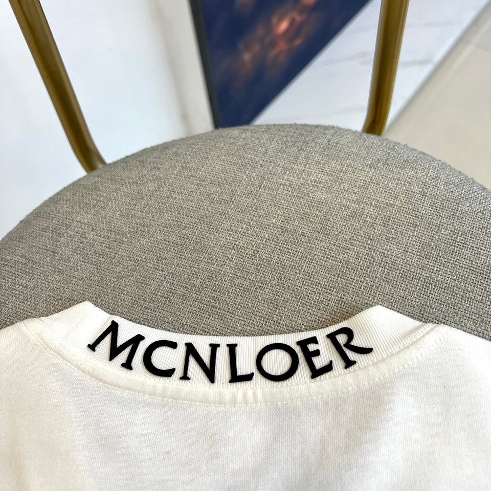 Mon蒙口、2025秋冬新品 极简圆领中袖打底衫。这款白色短袖T恤采用经典圆领设计与微阔版型，左胸处装饰