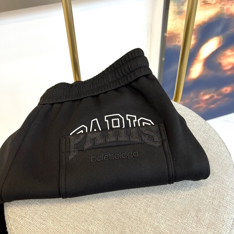 BALENCIAGA巴黎世家、2025秋冬新品男士休闲弯刀裤,这款休闲裤采用标志性弯刀版型设计,立体剪裁