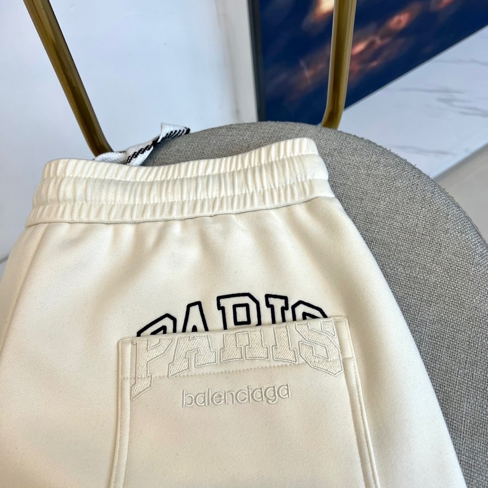 BALENCIAGA巴黎世家、2025秋冬新品男士休闲弯刀裤,这款休闲裤采用标志性弯刀版型设计,立体剪裁