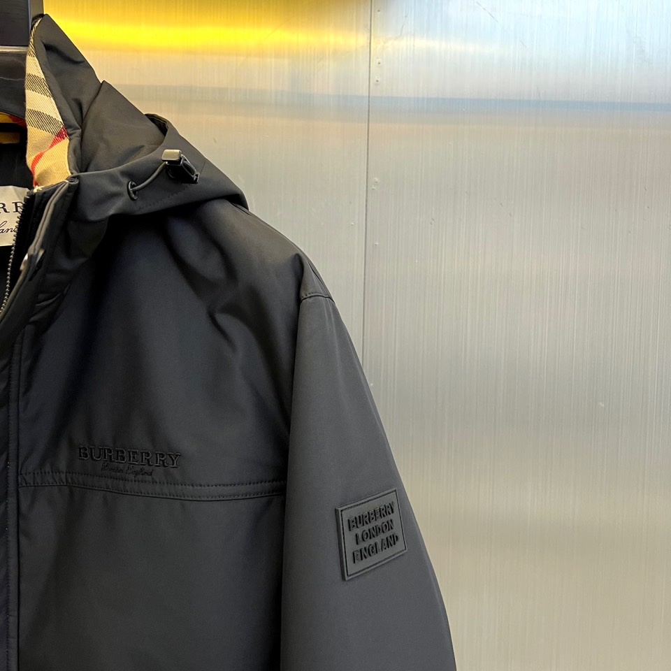 Bur巴宝莉、2025秋冬新品男士棉服夹克外套，以经典黑色演绎现代英伦风尚。连帽设计搭配单排扣开合，利落