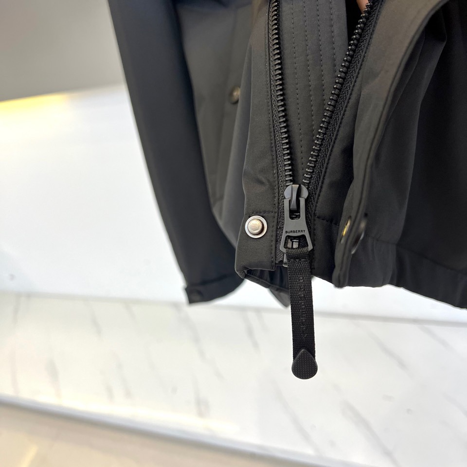 Bur巴宝莉、2025秋冬新品男士棉服夹克外套，以经典黑色演绎现代英伦风尚。连帽设计搭配单排扣开合，利落