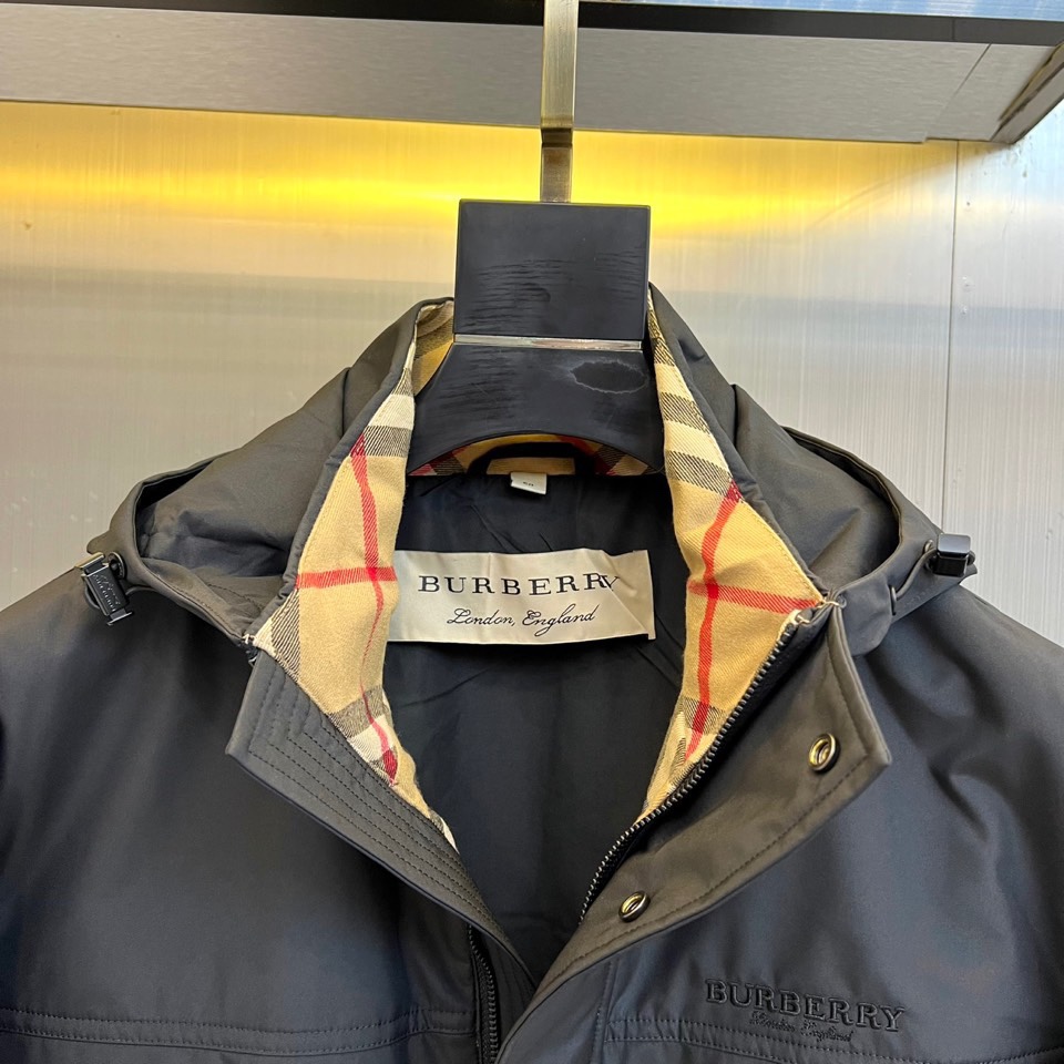 Bur巴宝莉、2025秋冬新品男士棉服夹克外套，以经典黑色演绎现代英伦风尚。连帽设计搭配单排扣开合，利落