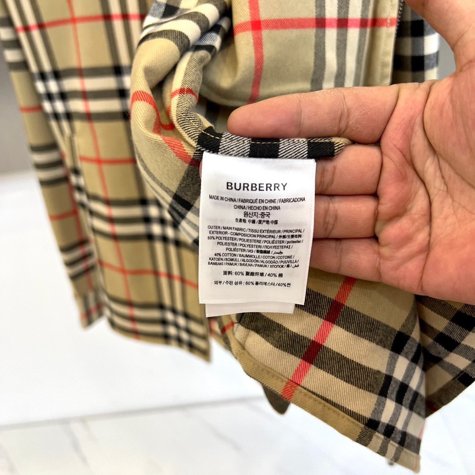 Bur巴宝莉、2025秋冬新品格纹夹克，以品牌标志性米棕色调格纹图案重塑经典英伦美学。翻领设计与前襟拉链