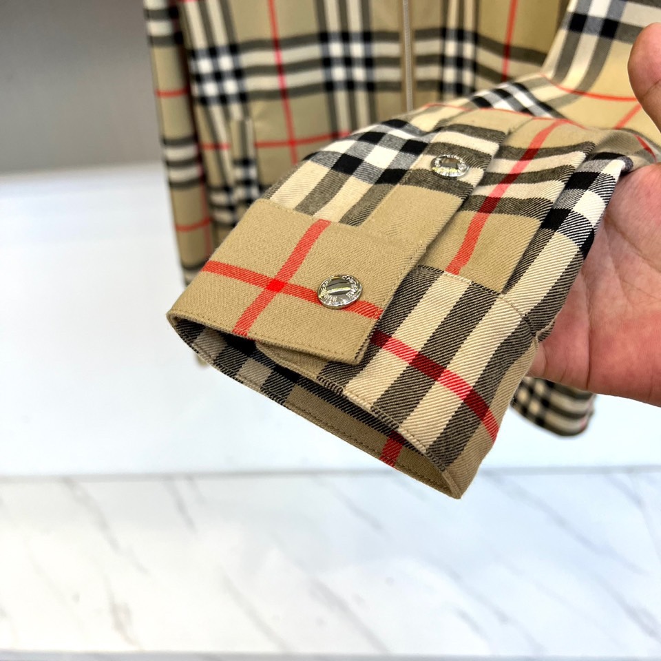 Bur巴宝莉、2025秋冬新品格纹夹克，以品牌标志性米棕色调格纹图案重塑经典英伦美学。翻领设计与前襟拉链