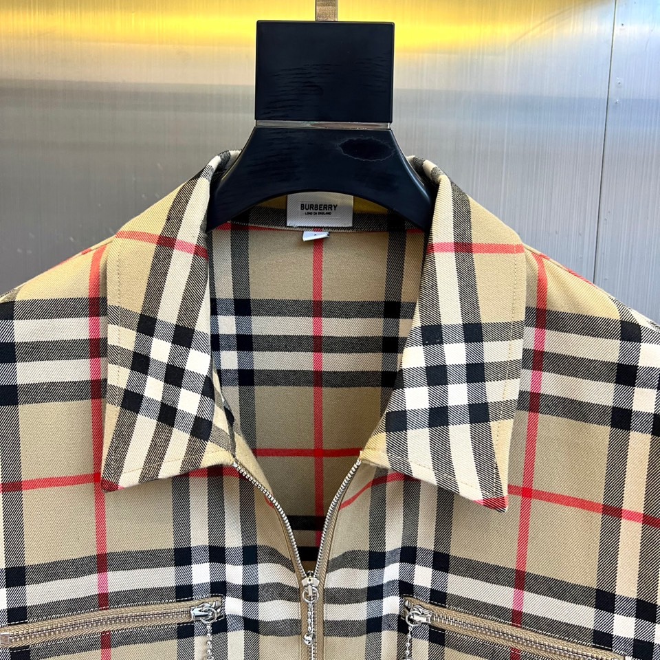Bur巴宝莉、2025秋冬新品格纹夹克，以品牌标志性米棕色调格纹图案重塑经典英伦美学。翻领设计与前襟拉链