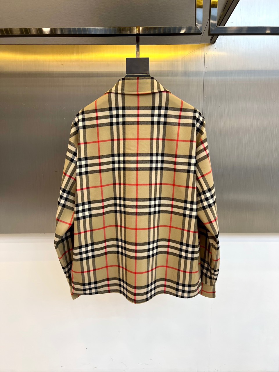 Bur巴宝莉、2025秋冬新品格纹夹克，以品牌标志性米棕色调格纹图案重塑经典英伦美学。翻领设计与前襟拉链