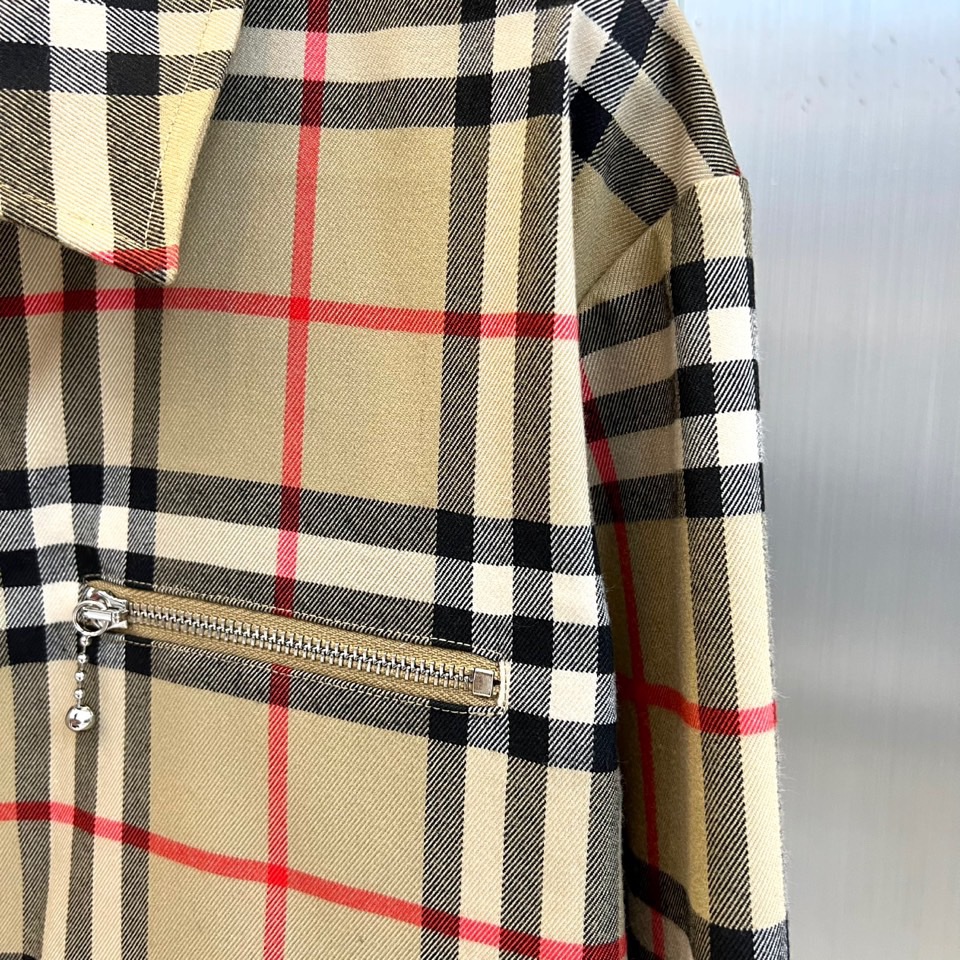 Bur巴宝莉、2025秋冬新品格纹夹克，以品牌标志性米棕色调格纹图案重塑经典英伦美学。翻领设计与前襟拉链
