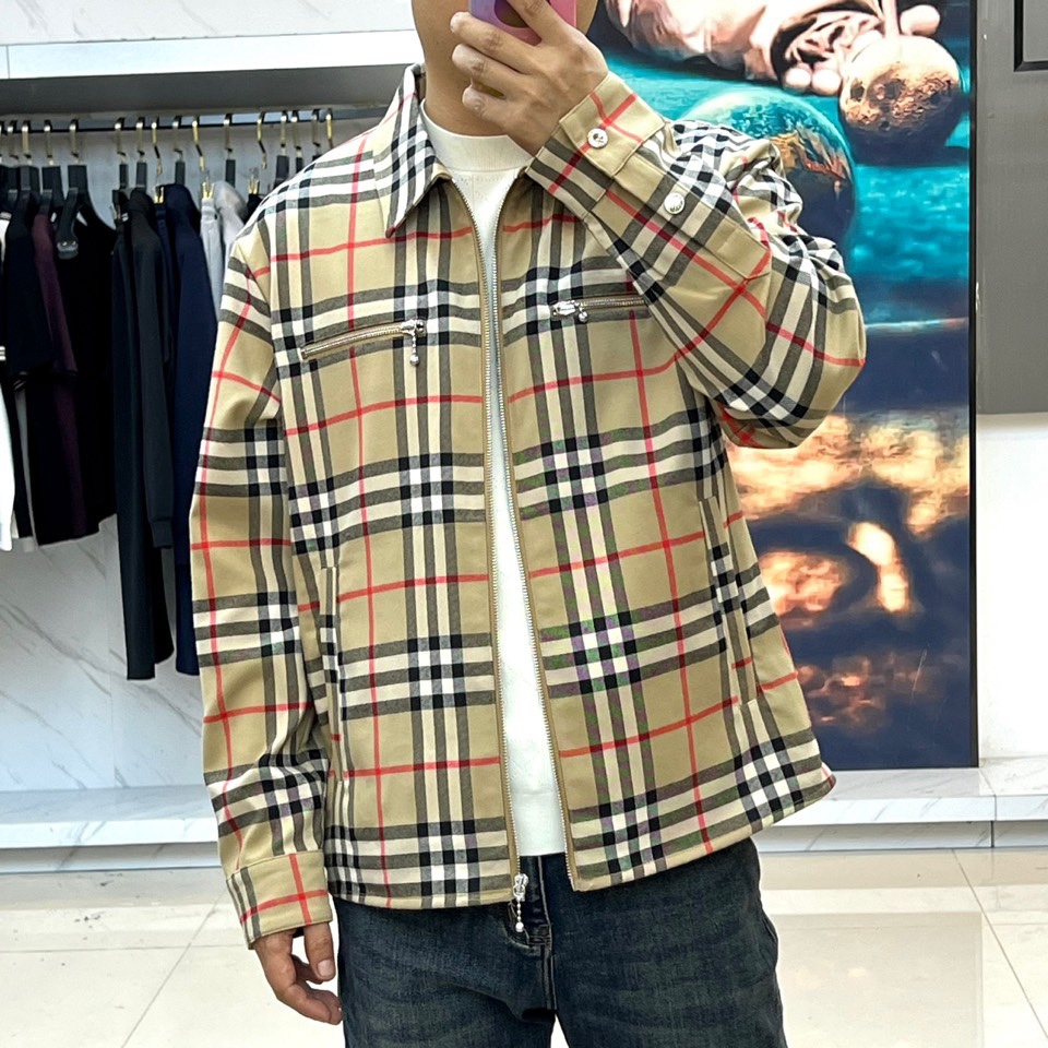 Bur巴宝莉、2025秋冬新品格纹夹克，以品牌标志性米棕色调格纹图案重塑经典英伦美学。翻领设计与前襟拉链