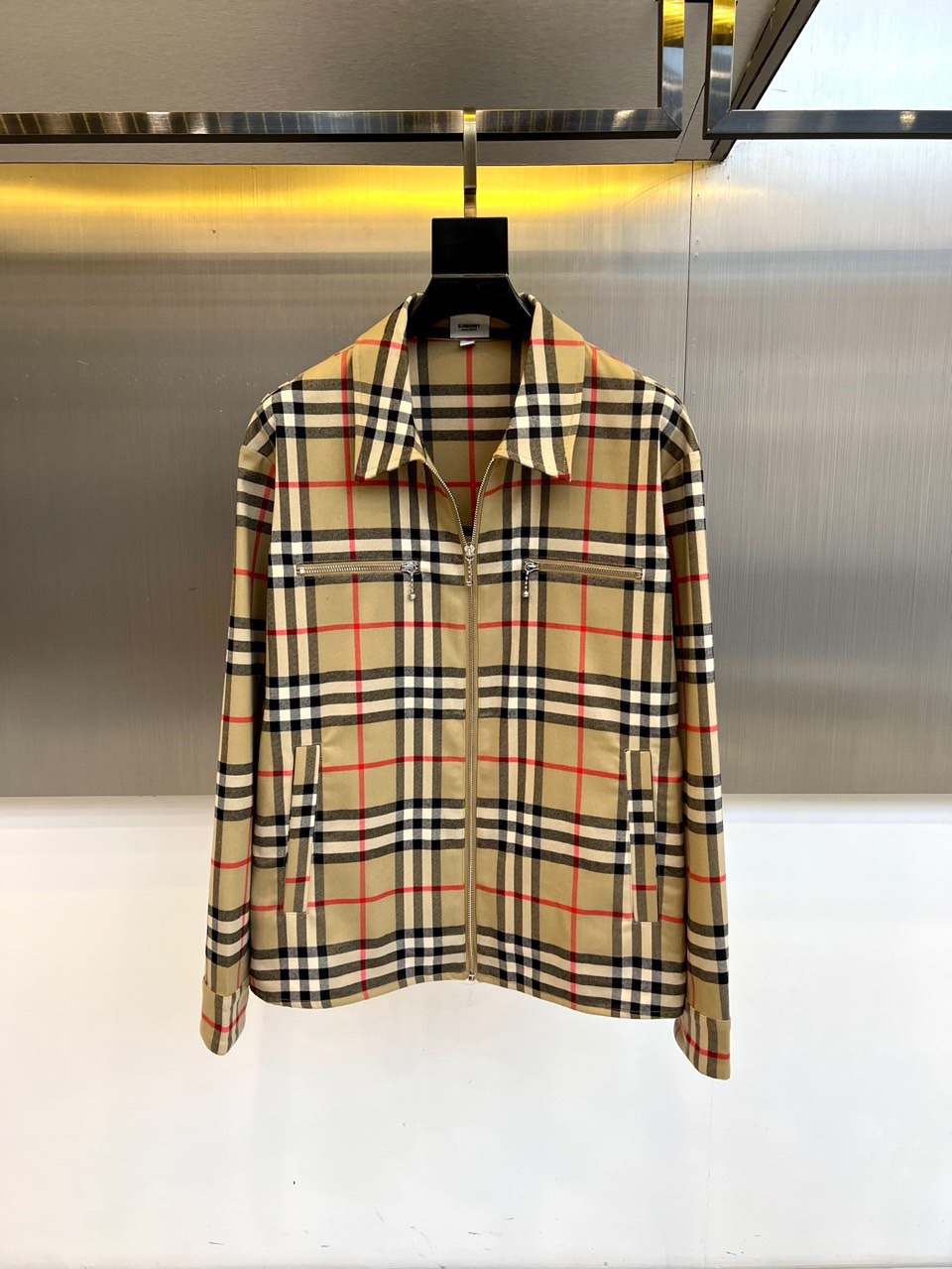 Bur巴宝莉、2025秋冬新品格纹夹克，以品牌标志性米棕色调格纹图案重塑经典英伦美学。翻领设计与前襟拉链