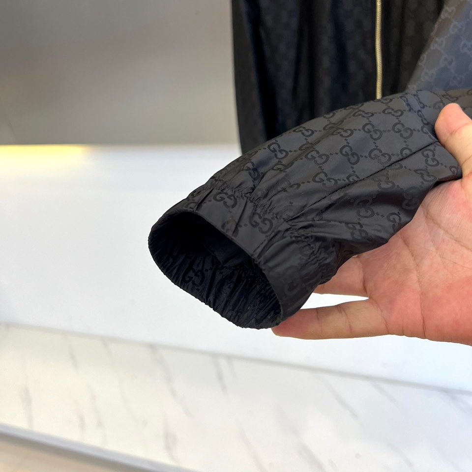 GUCC古驰、2025秋冬新品黑色连帽夹克，以品牌标志性双G暗纹铺陈奢华底蕴。连帽设计搭配顺滑拉链开合，