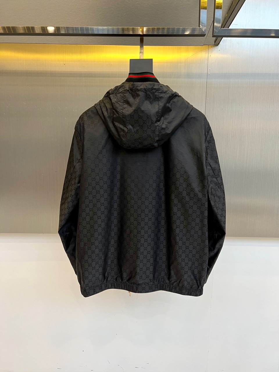 GUCC古驰、2025秋冬新品黑色连帽夹克，以品牌标志性双G暗纹铺陈奢华底蕴。连帽设计搭配顺滑拉链开合，