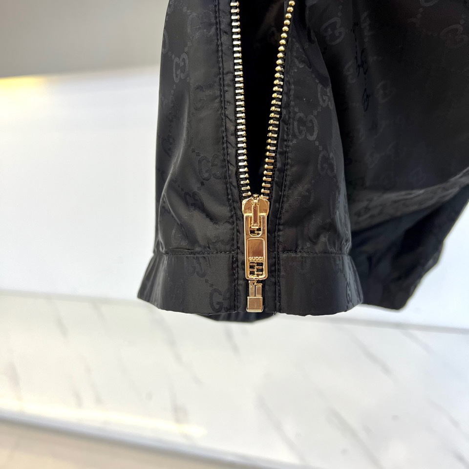 GUCC古驰、2025秋冬新品黑色连帽夹克，以品牌标志性双G暗纹铺陈奢华底蕴。连帽设计搭配顺滑拉链开合，