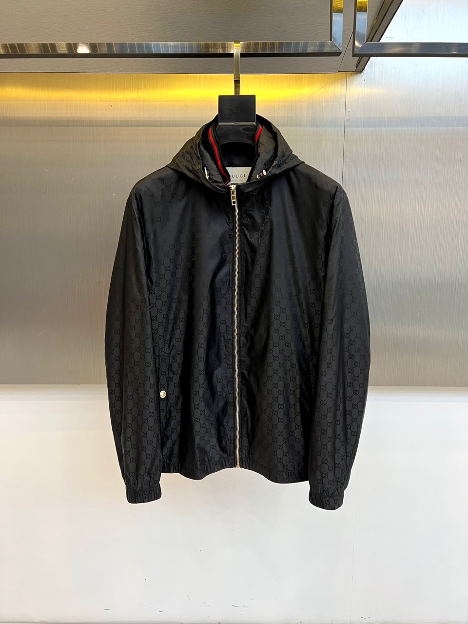 GUCC古驰、2025秋冬新品黑色连帽夹克，以品牌标志性双G暗纹铺陈奢华底蕴。连帽设计搭配顺滑拉链开合，