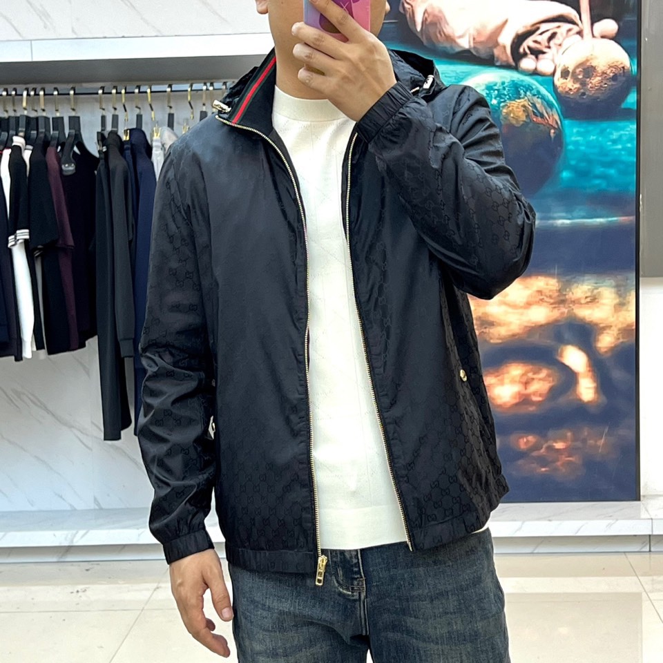 GUCC古驰、2025秋冬新品黑色连帽夹克，以品牌标志性双G暗纹铺陈奢华底蕴。连帽设计搭配顺滑拉链开合，